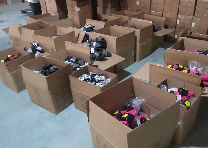 ¿Se realizó y aprobó la inspección previa al envío de las zapatillas deslizantes?